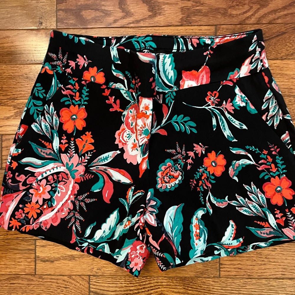 3 pairs medium New York and Company. Price for all 3. Perfect condition - Picture 2 of 3